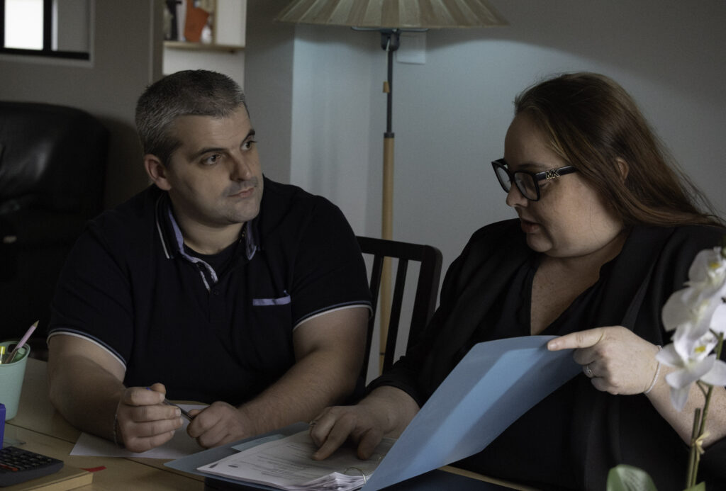 charlotte & didier consultant des documents financiers ou légaux à la maison avec un conseiller.