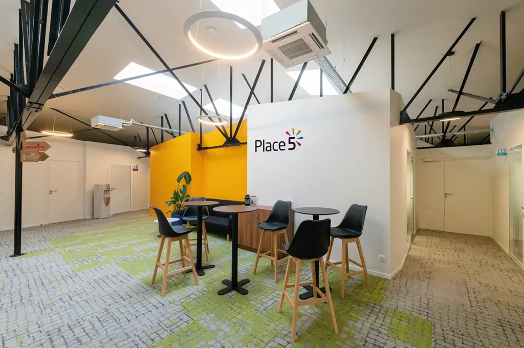 Aménagement intérieur de bureau moderne et coloré à Brest avec logo Place 5