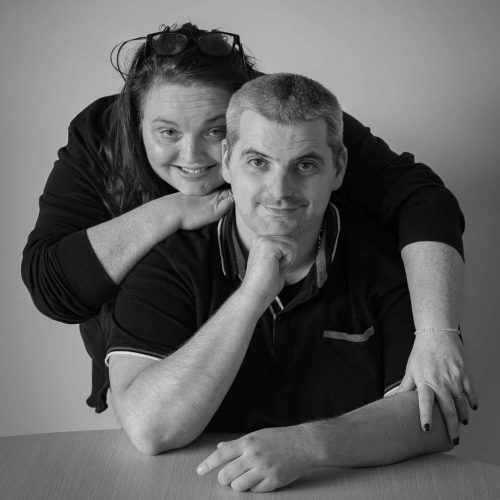 Portrait en noir et blanc d'un couple heureux